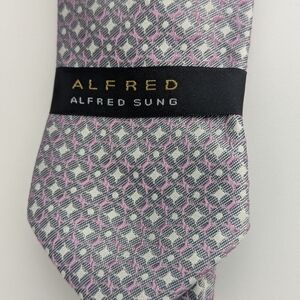 NWOT Alfred Sung Mens 100% Silk Tie w/Gray/Silver, Pink, White Geometric Pattern
